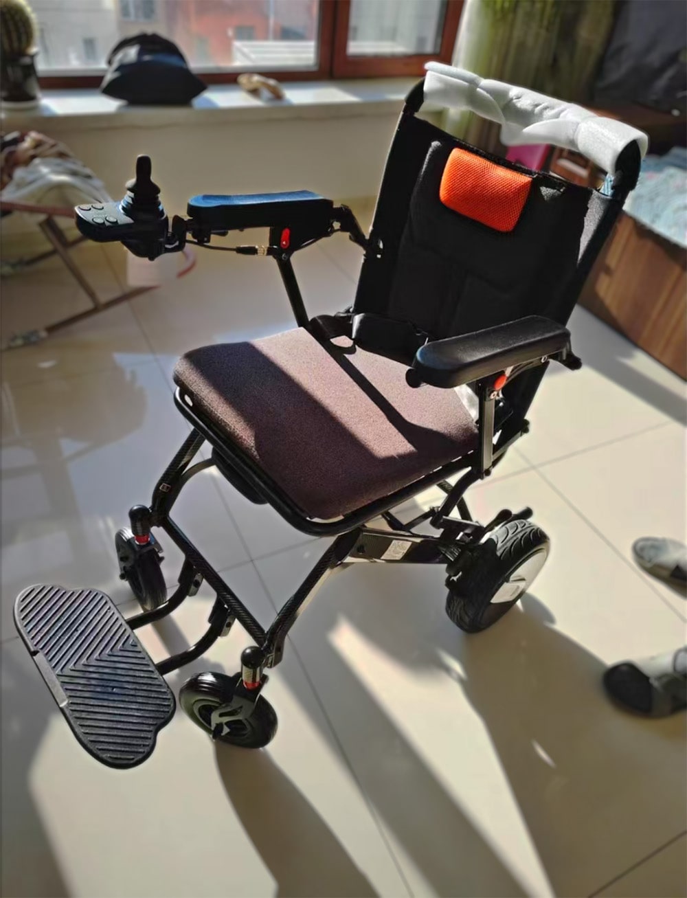 BME1027 Transit Electric Cheelchair Indoor 01